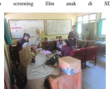 Foto  screening  film  anak  di  SD  01  Bogoharjo