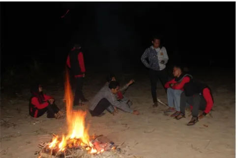 Gambar 4. Memanfaatkan waktu luang di malam hari, bersama-sama  memancing ikan di pantai bersama Bapak Yanto dan membuat api 