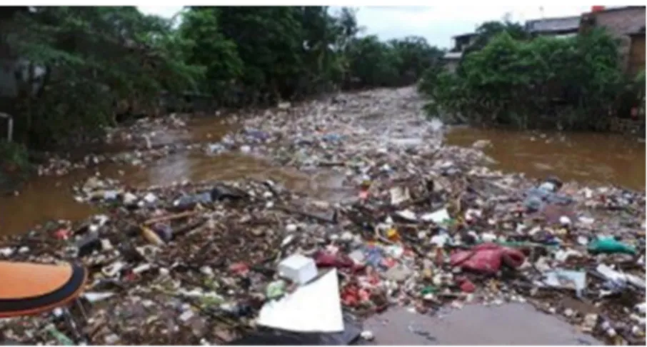 Gambar 4. pencemaran air oleh sampah plastik,  Sumber: www.news.detik.com 