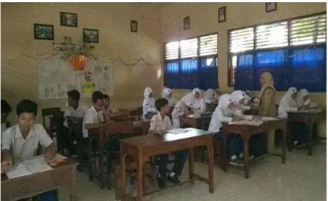 Gambar 8: Kegiatan Pembelajaran di kelas oleh ibu Farida Nurdiyanti, S.Pd  (Sumber : Dokumentasi Pribadi) 