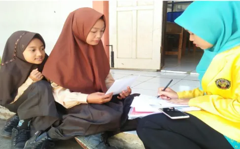 Gambar 13: Wawancara dengan Putri Nur Kumalasari dan Nila Rahayu siswa  SMP Negeri 3 Jekulo 