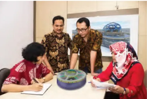 Gambar 1.4 Tim Peneliti dan Pengabdian Masyarakat di Pusat Studi Kelautan LPPM ITS sedang Berdiskusi tentang  Konsep Ocean FarmITS  