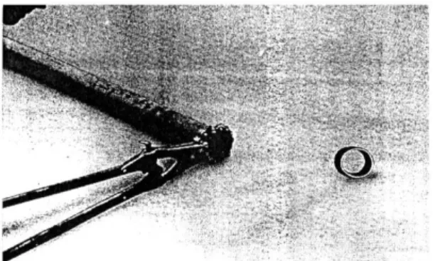 Gambar 1.b. Menunjukkan  cara memasukkan serat goni 
