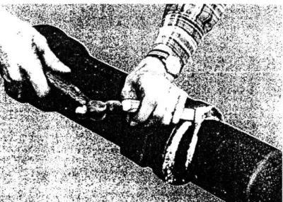 Gambar 1.f. Menunjukkan cara memotong kelebihan timah hitam  pada sambungan pipa datar 