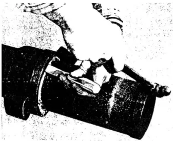 Gambar 1.h. Menunjukkan cara memakal bagian tepi luar  sambungan pipa air kotoran 