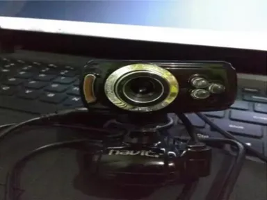 Gambar 3  Bagian luar webcam dan kabel  USB 