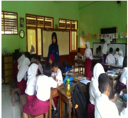 Gambar 1. Mengajar  di kelas 2 A 