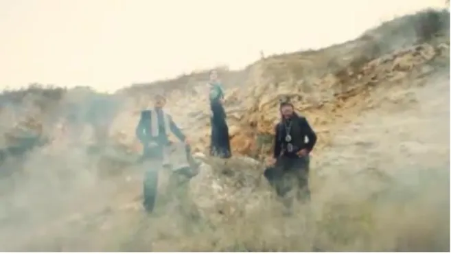 Gambar 1 Tiga pemeran di atas batu (scene 4). 