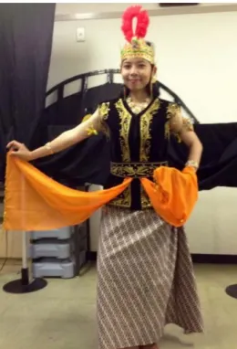 Gambar 2. Kostum Tari Bondan dengan jamang dan baju kutang  (Sumber : https://celoteh4ti.wordpress.com, diakses pada 7 Oktober 2015) 
