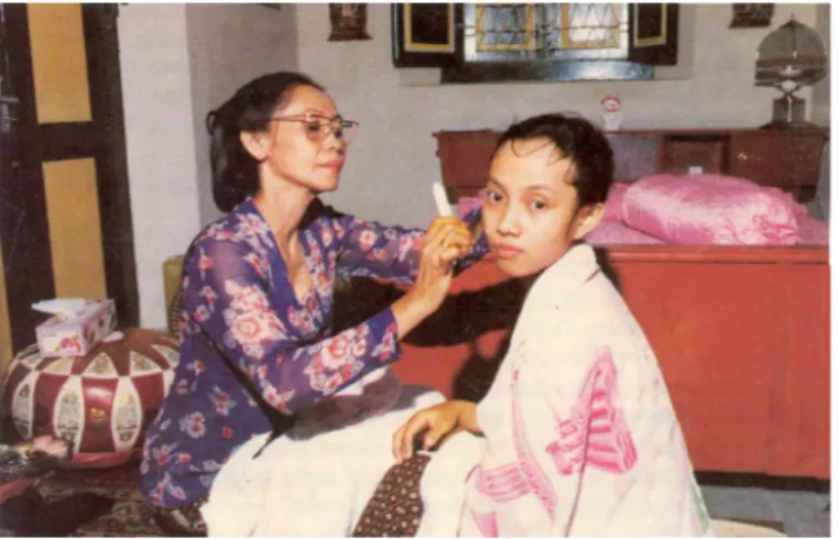 Gambar 2.6 : Menghalub-halubi (  R. Sri Supadmi M. dkk. 1993)