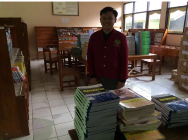 Gambar  4.5  dari  hasil  dokumentasi  diatas  menunjukkan  bahwa saat peneliti mengunjungi perpustakaan MTs Negeri Loano  Purworejo  dan  melihat  kelengkapan  buku  paket  untuk  peserta 