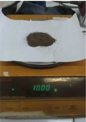 Gambar 1. Penimbangan tanah  seberat 10 gram 