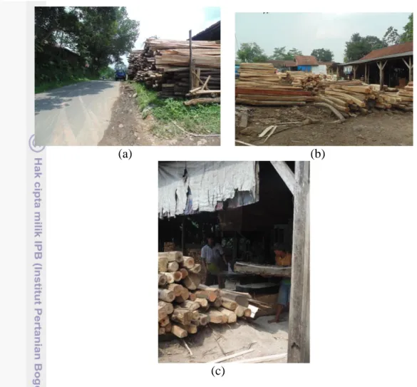 Gambar 1 Kondisi industri pengolahan kayu rakyat. (a) Lokasi industri (b) Stok  bahan baku (c) Proses pengolahan kayu  