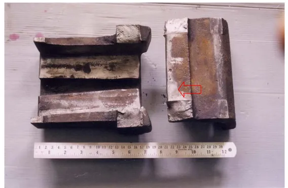 Gambar 1. Lock-box yang pecah; anak panah menunjukkan bekas benturan   oleh batang penggerak wesel 