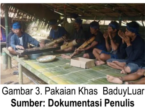 Gambar 3. Pakaian Khas  BaduyLuar  Sumber: Dokumentasi Penulis  B.  Baduy Dalam 