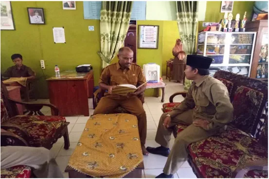 Gambar 2   Wawancara dengan Bapak. Heru Aprilia Nugroho,S.P  selaku Kepala  Tata  Usha  SMP  Islam  Tias  Bangun  Kecamatan  Pubian  Kabupaten  Lampung Tengah 