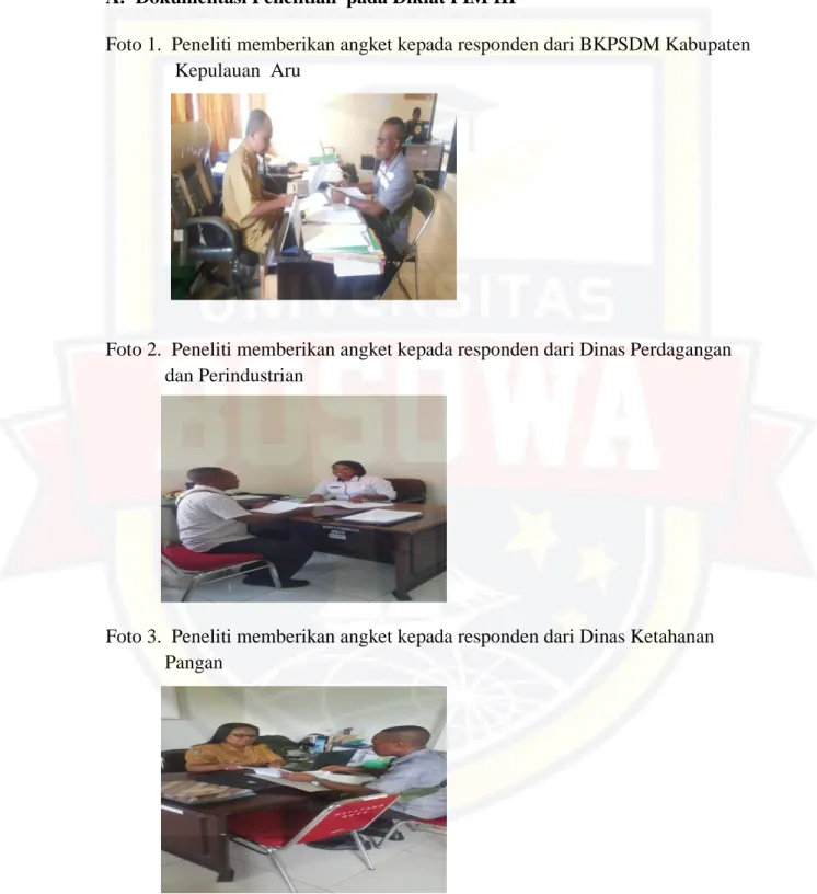 Foto 1.  Peneliti memberikan angket kepada responden dari BKPSDM Kabupaten     Kepulauan  Aru 