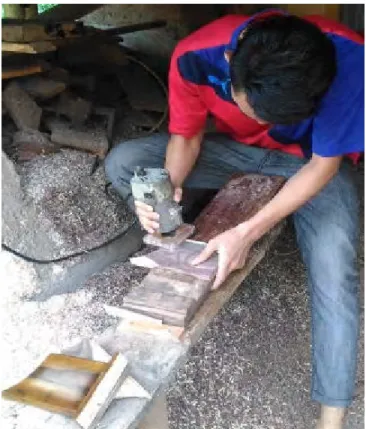 Gambar 18: Proses Pembubutan Kayu 