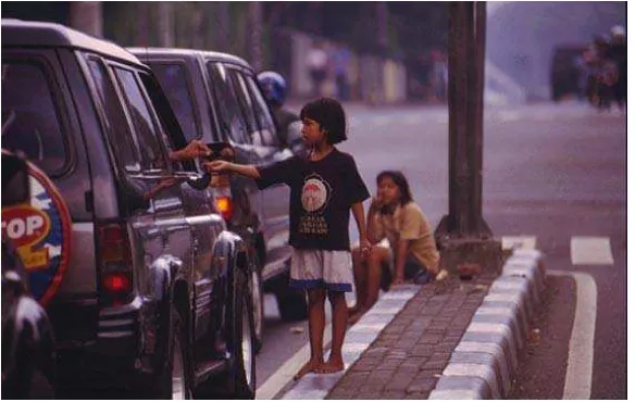 Gambar 4: Gambaran kesenjangan antara si kaya dan si miskin (Foto koleksi Patmadiwiria 2000)  