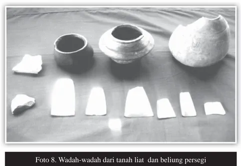Foto 8. Wadah-wadah dari tanah liat  dan beliung persegi  (dokumentasi Balai Arkeologi Palembang)