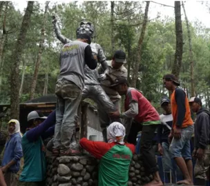 Gambar 4. Proses display karya di lokasi wisata Bumi Perkemahan Bedengan Selorejo   yang diakukan oleh tim pengelola wisata bersama Tim PPDM LP2M UM 