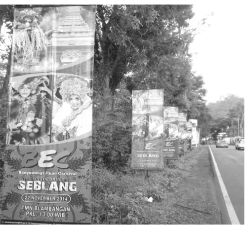 Gambar 2: Masuk wilayah Kabupaten Banyuwangi dari Jember sudah berjajar poster kegiatan  budaya (Dokumentasi Penulis, 2014)