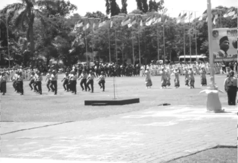 Gambar 6: Kuntulan meragakan gerakan tari bersama anggota TNI pada upacara peringatan  Hari Proklamasi Kemerdekaan 17 Agustus 2013 (Dokumentasi Puslit Budaya Etnik dan 