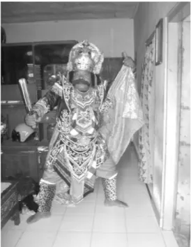 Gambar 7: Sugiyo memeragakan tokoh Menakjinggo saat ditemui di rumahnya (Dokumentasi  Puslit Budaya Etnik dan Komunitas, Lembaga Penelitian, Universitas Jember, 2014)