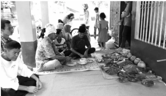 Gambar 1. Masyarakat Prabumulih Barat pergi Ke Gunung Ibul di Prabumulih Timur untuk melepaskan nazar dan sesajian