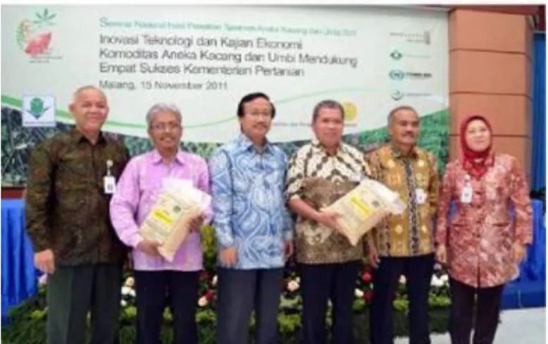 Gambar 25.  Kepala Badan Litbang Pertanian membuka Seminar  KABI 2011 dan penyerahan benih sumber  kedelai FS  untuk di Jawa Timur dan Yogyakarta 