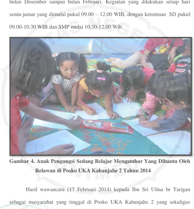Gambar 4. Anak Pengungsi Sedang Belajar Mengambar Yang Dibantu Oleh   Relawan di Posko UKA Kabanjahe 2 Tahun 2014 