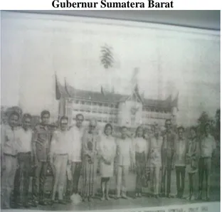 Gambar 6.  Foto Bersama orkes Gumarang dan  Gubernur  Harun  Zein  di    Kantor  Gubernur Sumatera Barat 