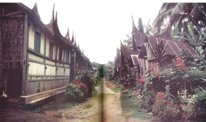 Gambar 2.14 Keluarga sa-kaum di desa Balubus dengan 7 rangkiang   Sumber:  Soeroto (Minangkabau, 2005, p.64-65) 