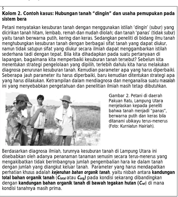 Gambar 2. Petani di daerah  Pakuan Ratu, Lampung Utara  menjelaskan kepada peneliti  bahwa tanah menjadi “panas”,  berwarna putih dan keras bila  ditanami ubikayu terus-menerus  (Foto: Kurniatun Hairiah)
