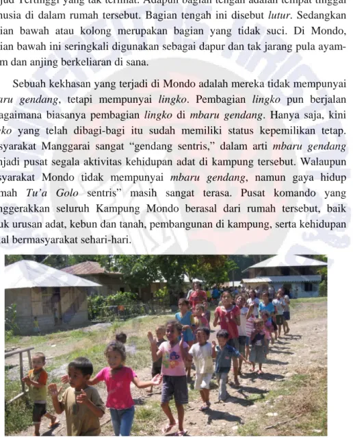 Gambar 30 Anak-anak bernyanyi di depan rumah Tu’a Golo   (Sumber: H.A. Tjondro Sugianto 2010) 