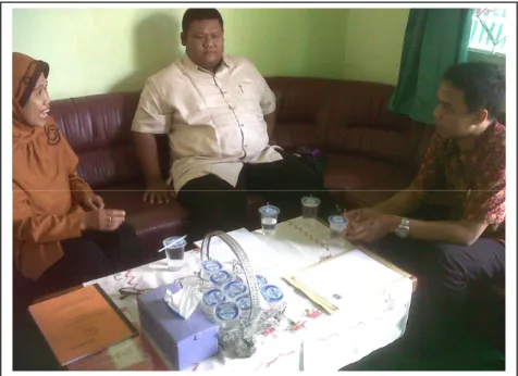 Foto 4.2  Peneliti melakukan kegiatan wawancara dengan Ibu Dinik, S. Pd. selaku guru  kelas 1 SD 1 Purwosari Kecamatan Kota Kabupaten Kudus 