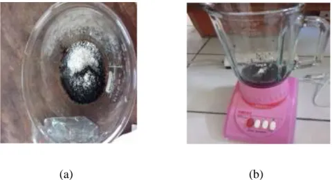 Gambar 10. (a) pengadukan bahan tanpa blender, (b) pengadukan  bahan dengan blender. 