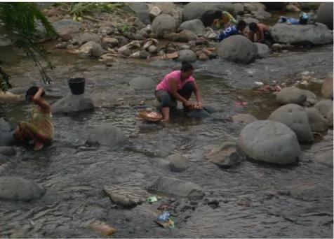 Gambar 5. Sungai Ciberang di daerah Muara digunakan  masyarakat untuk kegiatan MCK 