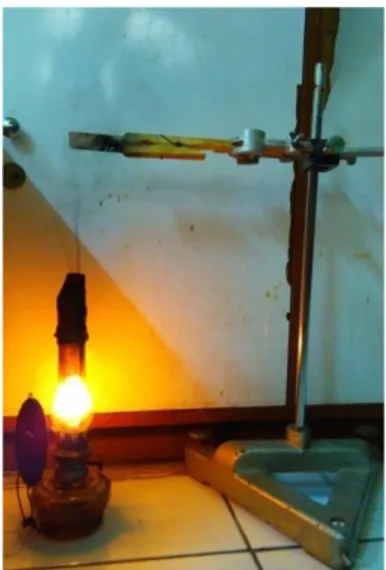 Gambar 1.Pengasapan karbon dengan lampu  teplok 