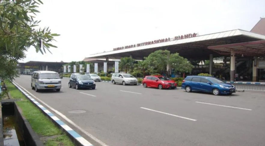Gambar 1.2 Lokasi Bandar Udara Internasional Juanda Surabaya  Gambar  1.2  menunjukan  lokasi  Bandar  Udara  Internasional  Juanda  Surabaya,  dari  gambar  ini  dapat  dilihat  area  dalam  bandara  serta  area  menuju  parkiran  Bandar  Udara  Internasi