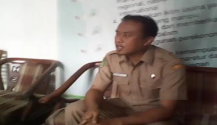 Gambar 3.2 : bapak Agus Wahyudi konsultan DISPERINDAG kabupaten  Sumenep memberikan dukungan dalam pembangunan Kelompok Pengrajin 