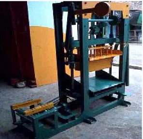 Gambar 2.4 Mesin Press Vibrasi Paving 
