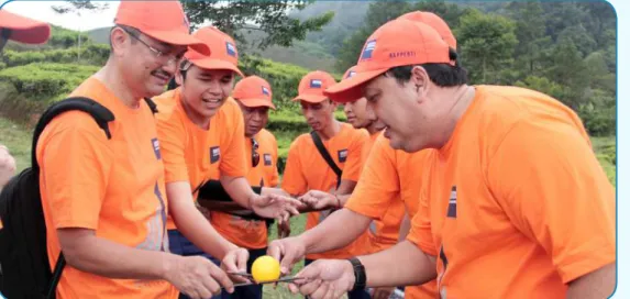 Foto :  Kerjasama tim. Kepala Bappebti, Sutriono Edi, bersama anggota timnya berkerjasama menggiring bola              dengan sebatang tongkat kecil.