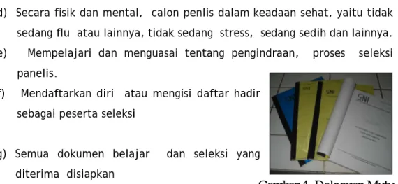 Gambar 3. Memakai sarung tangan