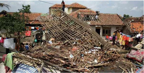 Gambar 1.1. Warga Kampung Babakan Turuy, Ciranjang Kabupaten Cianjur mulai  bergotong royong memperbaiki bangunan yang tersapu angin puting beliung, Senin 