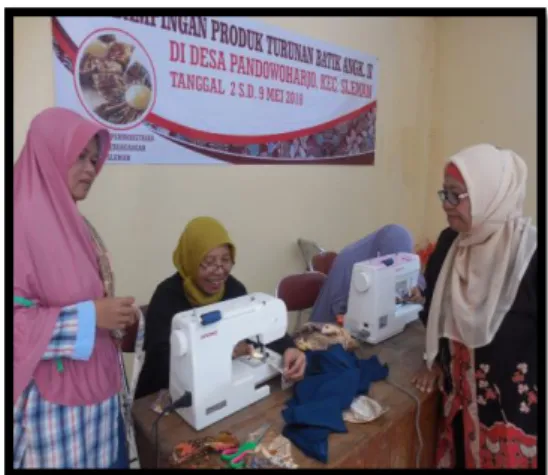Gambar 3. Menjahit mukena 