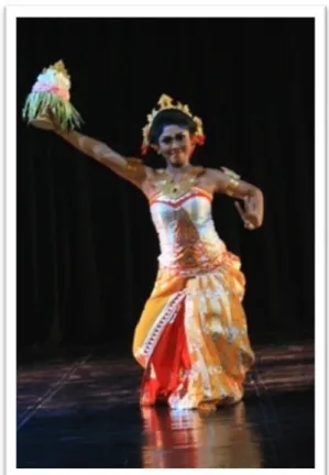 Gambar  3.  Salah satu penari bergerak dengan  properti Bokor Canang Sari 