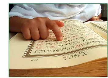 Gambar 1.1 Dengan rajin membaca Al-Qur’an, kita semakin memahami ilmu tajwid.