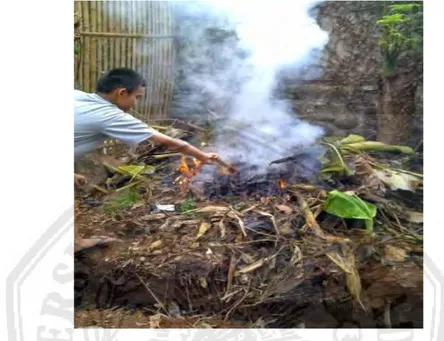 Gambar 1.2 Jenis Sampah dalam Proses pembakaran yang tidak sesuai di Sekitar  Dusun Krajan 