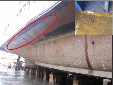 Gambar I-10: contoh lubang scupper yang terpasang di KMP. Rafelia 2. Lingkaran merah adalah posisi  buangan scupper di sisi luar kapal